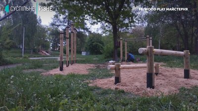 У парку Грабник облаштовують перші спортивний і дитячий майданчики