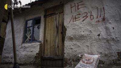 Польський пекар випікає хліб в Бучі Польський пекар випікає хліб в Бучі