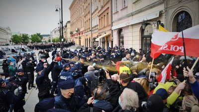 У Польщі мітинги проти карантину: поліція застосувала сльозогінний газ
