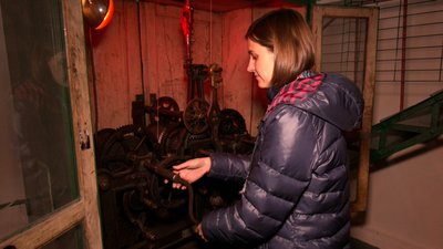 Час у спадок: прикарпатка доглядає столітній годинник на міській ратуші