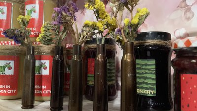 Кошти від продажу віддають на потреби військових. Як у Херсоні волонтерка Юлія Кісельова відкрила сувенірну крамничку Кошти від продажу віддають на потреби військових. Як у Херсоні волонтерка Юлія Кісельова відкрила сувенірну крамничку