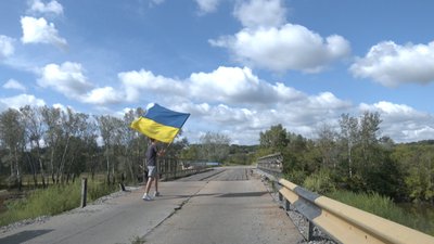 Прапор України в селі на сході Прапор України в селі на сході