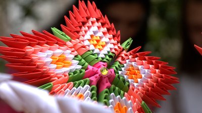 Збирають гроші для армії. У Франківську онука виготовляє модульне оригамі, а бабуся продає Збирають гроші для армії. У Франківську онука виготовляє модульне оригамі, а бабуся продає