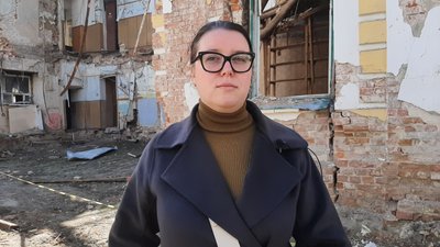 Катерина Кублицька оглядає пошкоджену ракетою будівлю. Квітень 2023 року. Фото: Маргарита Дежкіна/Суспільне Харків Катерина Кублицька оглядає пошкоджену ракетою будівлю. Квітень 2023 року. Фото: Маргарита Дежкіна/Суспільне Харків