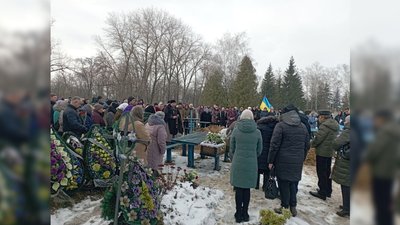 На Чернігівщині попрощалися із бійцем, який загинув на Донбасі На Чернігівщині попрощалися із бійцем, який загинув на Донбасі