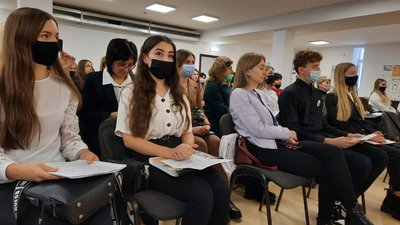 Учні Тернопільщини зібрали спогади медиків та волонтерів про боротьбу з пандемією