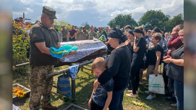 Підполковник та солдат: на Чернігівщині провели в останню путь двох бійців Підполковник та солдат: на Чернігівщині провели в останню путь двох бійців