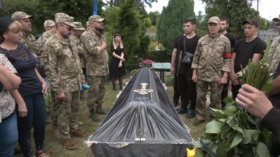 У Сумах попрощалися з бійцем ЗСУ Володимиром Скачедубом У Сумах попрощалися з бійцем ЗСУ Володимиром Скачедубом
