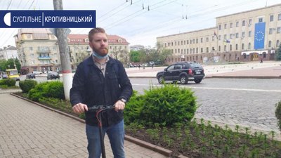 Карантинна звичка. Кропивничанин їздить на роботу на електросамокаті