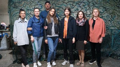 Плетуть маскувальні сітки й збирають допомогу для «гарячих» точок. Як у Дніпрі працює волонтерський центр – фоторепортаж Плетуть маскувальні сітки й збирають допомогу для «гарячих» точок. Як у Дніпрі працює волонтерський центр – фоторепортаж