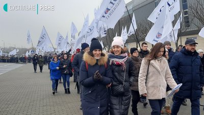 Працівники льонокомбінату з Рівного протестують біля аеропорту Львова Працівники льонокомбінату з Рівного протестують біля аеропорту Львова