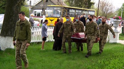 На Житомирщині перепоховали останки 100 воїнів, які загинули в Другій світовій На Житомирщині перепоховали останки 100 воїнів, які загинули в Другій світовій