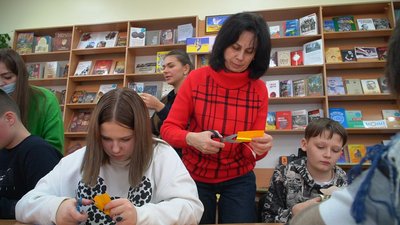 У кропивницькій бібліотеці виготовляють світловідбивні флікери У кропивницькій бібліотеці виготовляють світловідбивні флікери