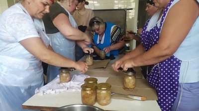 Жінки готують тушківку Жінки готують тушківку
