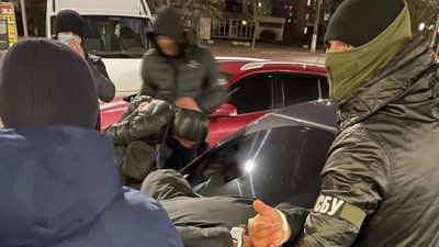 У Житомирі затримали вимагачів, які тероризували і вимагали кошти у містян У Житомирі затримали вимагачів, які тероризували і вимагали кошти у містян