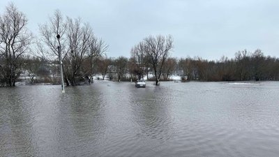 Між селами на Черкащині та Кіровоградщині вийшла з берегів річка