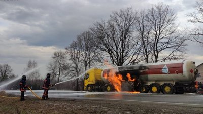 На автодорозі Івано-Франківськ — Долина загорілася вантажівка з газом На автодорозі Івано-Франківськ — Долина загорілася вантажівка з газом
