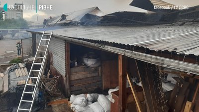 У Рівному загорілись склади на вулиці Старицького