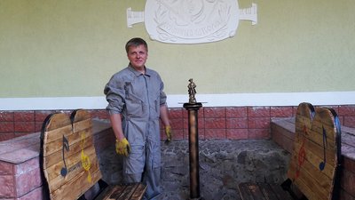 Біля музичної школи на Кіровоградщині встановили скульптуру скрипаля Біля музичної школи на Кіровоградщині встановили скульптуру скрипаля