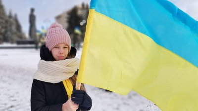 Вперше розгорнули 200-метровий прапор: у центрі Луцька – символічний "ланцюг єднання" Вперше розгорнули 200-метровий прапор: у центрі Луцька – символічний "ланцюг єднання"