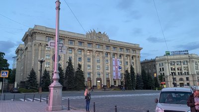 Харківську обласну державну адміністрацію прикрасили вишиванкою Харківську обласну державну адміністрацію прикрасили вишиванкою