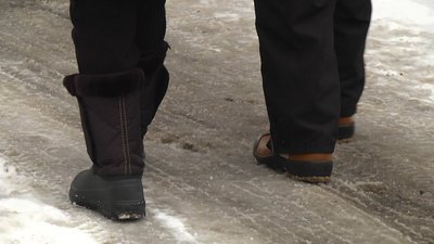 Ожеледиця на тротуарах Хмельницького