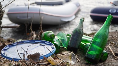 Підводні мисливці чистять дно річки у Дніпрі Підводні мисливці чистять дно річки у Дніпрі