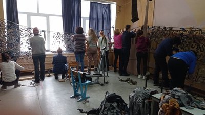 "Ми не можемо залишатися вдома" - сумські волонтери показали, як плетуть маскувальні сітки "Ми не можемо залишатися вдома" - сумські волонтери показали, як плетуть маскувальні сітки