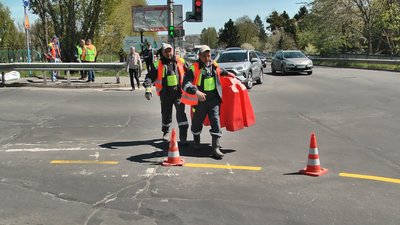 На мосту нанесли тимчасову жовту розмітку. На мосту нанесли тимчасову жовту розмітку.