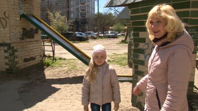 Бабуся із онучкою намагаються гуляти на інших майданчиках