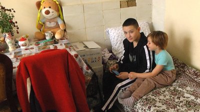"В чому були, в тому й приїхали". Як громада Хмельниччини допомагає людям, які втекли від війни