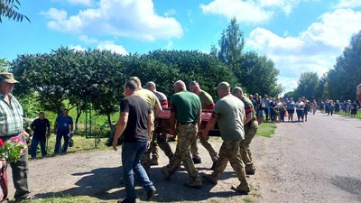 У Северинівці попрощалися із загиблим військовим Валентином Янченком У Северинівці попрощалися із загиблим військовим Валентином Янченком