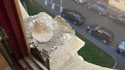 З фасаду театру в Чернівцях демонтували бюст російського поета Пушкіна З фасаду театру в Чернівцях демонтували бюст російського поета Пушкіна