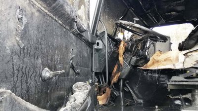 На Житомирщині загорілась вантажівка, в якій перевозили деревину На Житомирщині загорілась вантажівка, в якій перевозили деревину