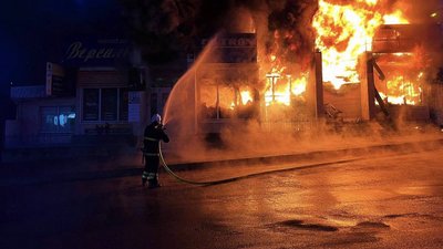 Рятувальники ліквідовують пожежу меблевого магазину в Умані, 14 листопада 2023 року Рятувальники ліквідовують пожежу меблевого магазину в Умані, 14 листопада 2023 року