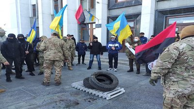 У Тернополі представники "Правого сектору" вийшли на акцію ветеранської непокори “Рішуче дій” У Тернополі представники "Правого сектору" вийшли на акцію ветеранської непокори “Рішуче дій”