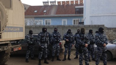 Силовики приїхали з облавою на зустріч "Кримської солідарності" в Судаку. 27 січня 2018 р./Альона Савчук Силовики приїхали з облавою на зустріч "Кримської солідарності" в Судаку. 27 січня 2018 р./Альона Савчук