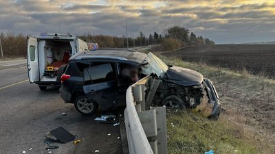 Зіткнення з відбійником: на Красилівщині поліцейські встановлюють обставини ДТП