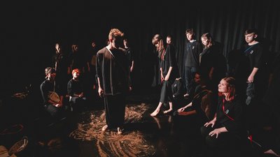Участь у перформансі взяли 20 підлітків