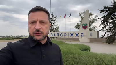 Володимир Зеленський на фоні запорізької стели, 26 серпня 2026 року