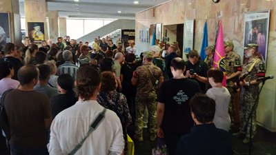 "Коли такі світлі люди йдуть, то наступає морок". У Сумах попрощалися з військовим та митцем Дмитром Буйвалом "Коли такі світлі люди йдуть, то наступає морок". У Сумах попрощалися з військовим та митцем Дмитром Буйвалом