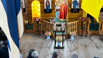 Люди під час великоднього богослужіння у храмі Покрови Пресвятої Богородиці