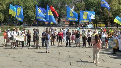 Полтавці протестують проти законопроєкту про навчання в школах мовами нацменшин Полтавці протестують проти законопроєкту про навчання в школах мовами нацменшин