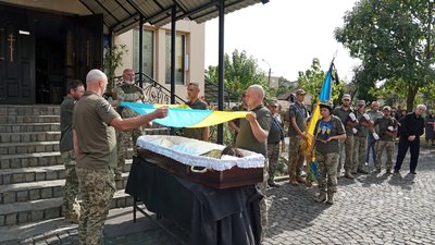 Згинула внаслідок ракетного обстрілу Полтави: у Мукачеві попрощалися із захисницею Оленою Бабіцькою Згинула внаслідок ракетного обстрілу Полтави: у Мукачеві попрощалися із захисницею Оленою Бабіцькою