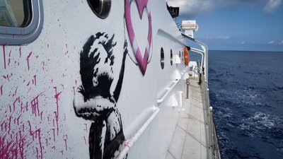 Бенксі фінансує човен, який рятує біженців у Середземному морі Бенксі фінансує човен, який рятує біженців у Середземному морі