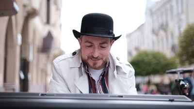 У центрі Чернівців з благодійним концертом виступив піаніст У центрі Чернівців з благодійним концертом виступив піаніст