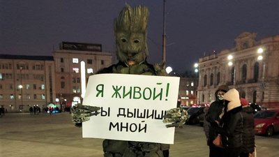 Екопротест на майдані Конституції - екоактивіст Артем Приходько в костюмі дерева Екопротест на майдані Конституції - екоактивіст Артем Приходько в костюмі дерева