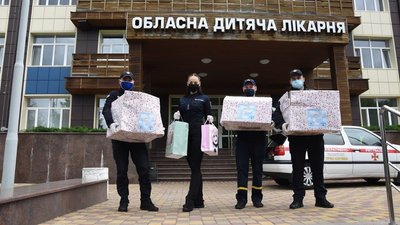 "Скриньки хоробрості" з іграшками передали рятувальники Кіровоградської області онкохворим дітям