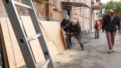 У Харкові заборгували комунальникам, які відновлюють місто після обстрілів У Харкові заборгували комунальникам, які відновлюють місто після обстрілів
