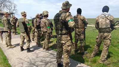 Добровольці та резервісти відновлюють стрілецькі навички на полігонах Миколаївщини